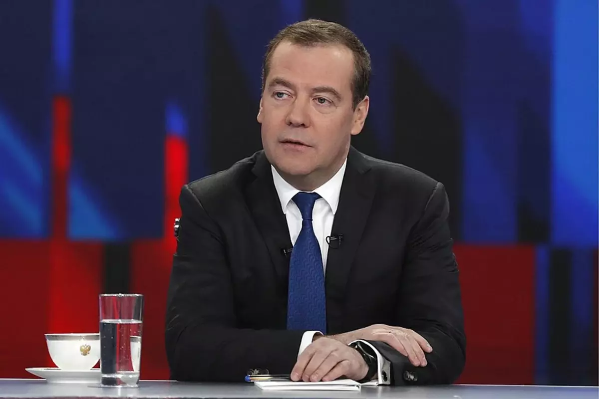 Medvedev\'den Macron\'a ironik yanıt: Korkudan Grönland\'dan vazgeçecekler
