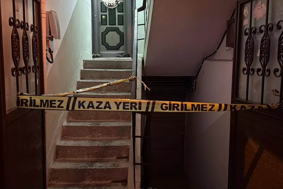 Merdiven boşluğunda ölü bulundu