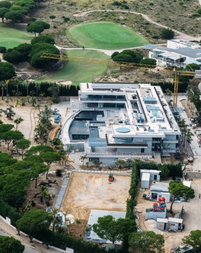 Muslukları altından! Dünyaca ünlü ismin taşınmayı düşündüğü malikane olay oldu Muslukları altından! Dünyaca ünlü ismin taşınmayı düşündüğü malikane olay oldu