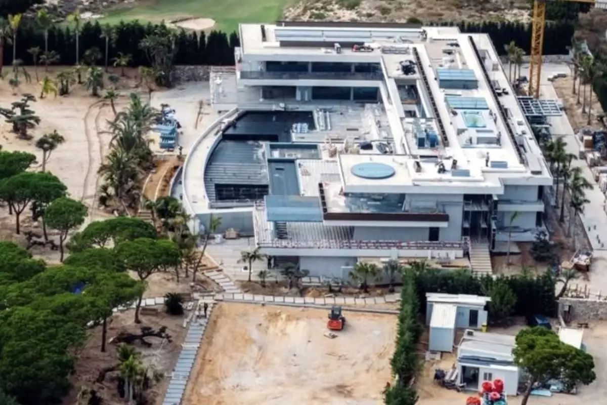 Muslukları altından! Dünyaca ünlü ismin taşınmayı düşündüğü malikane olay oldu