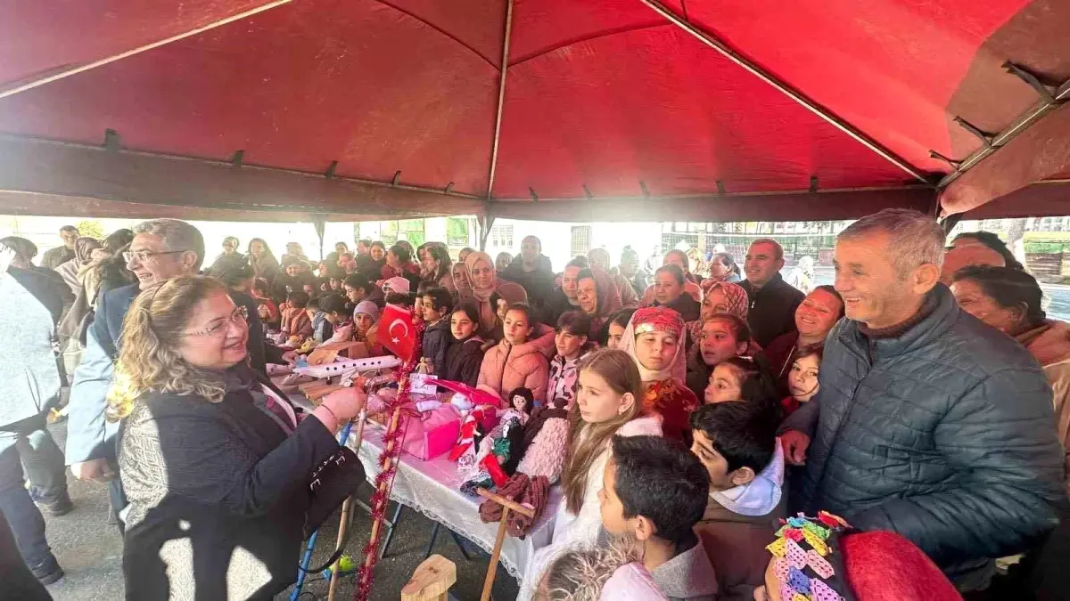 Öğrenciler \'ailenin önemine\' oyuncaklarla dikkat çekti