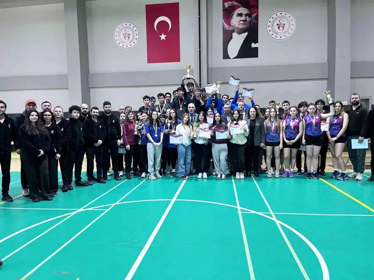 Aydın\'da Okul Sporlarında Karate ve Badminton Müsabakaları Tamamlandı