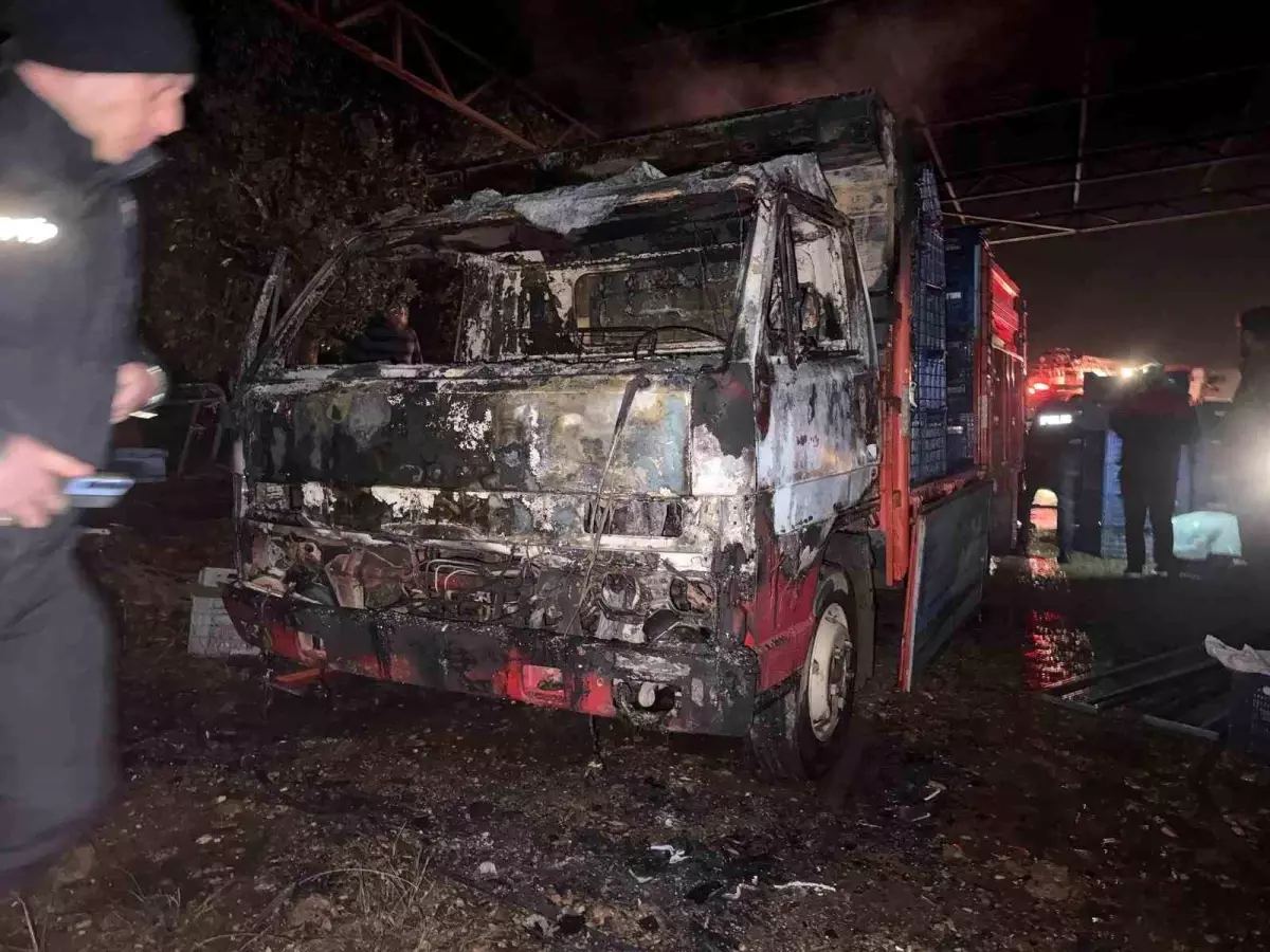 Gazipaşa’da Park Halindeki Kamyonet Yandı