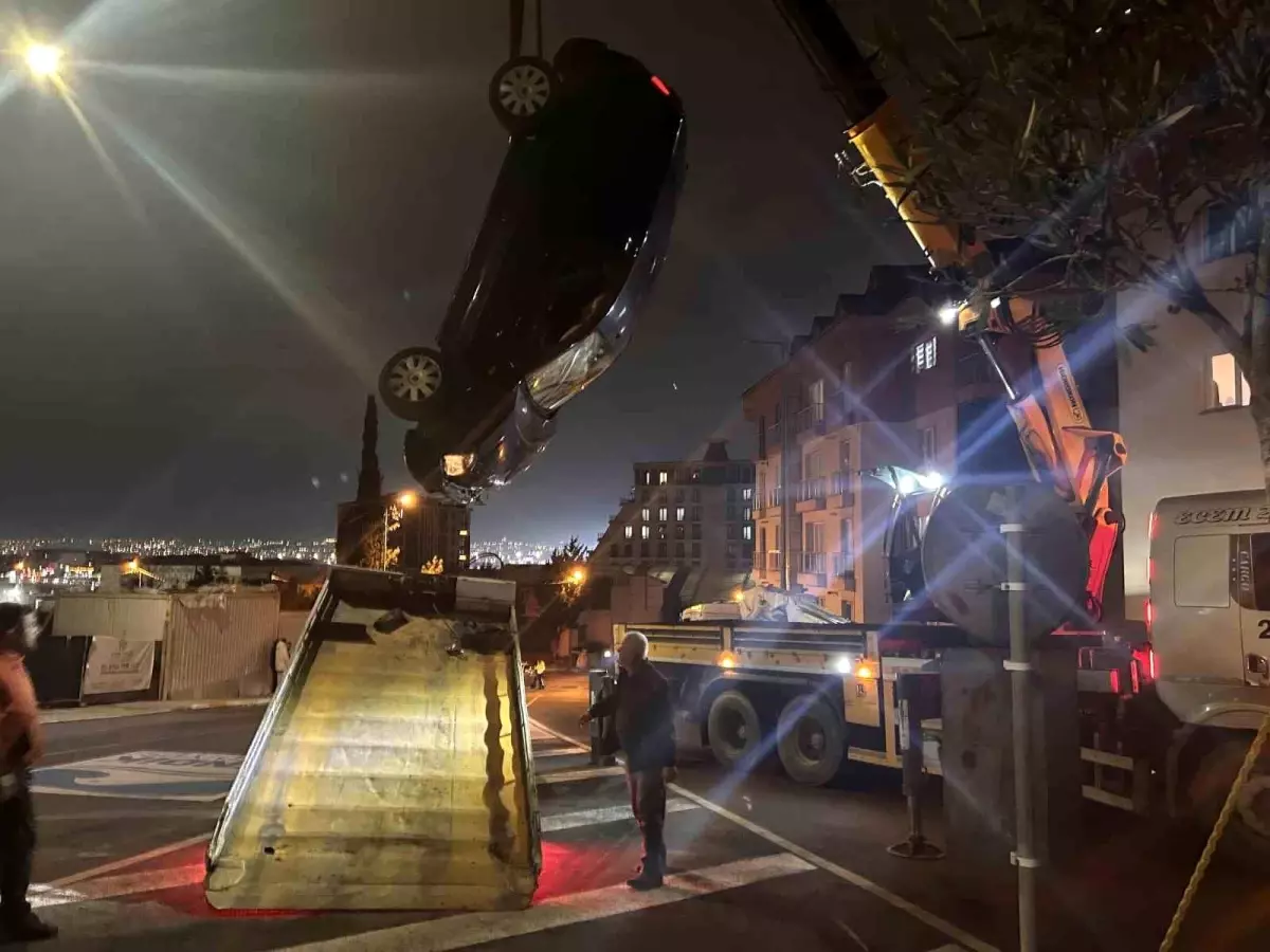 Pendik\'te kaza: Araç bahçeye düştü, 2 yaralı