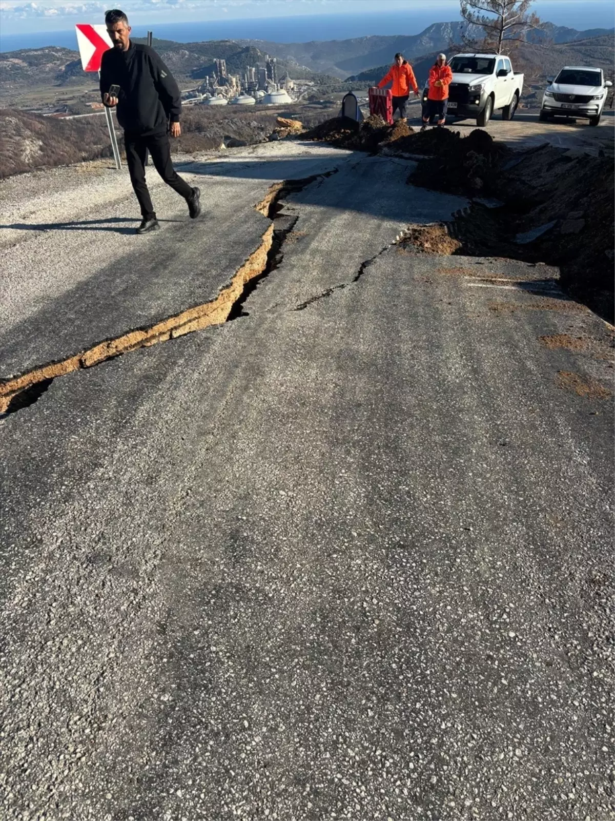 Silifke\'de Heyelan Yolu Kapattı