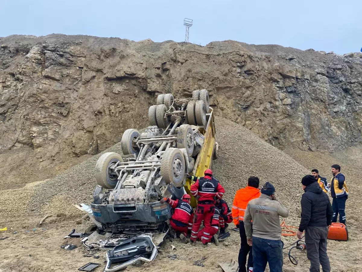 Bartın\'da Kamyon Devrildi, Şoför Hayatını Kaybetti