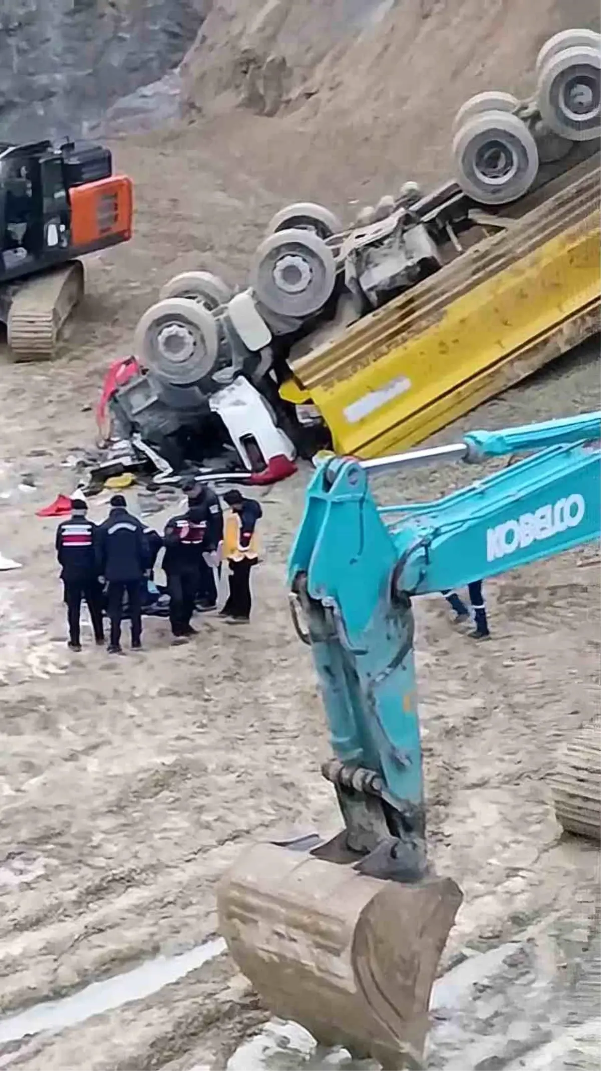 Bartın\'da Kamyon Uçuruma Düştü: Sürücü Hayatını Kaybetti