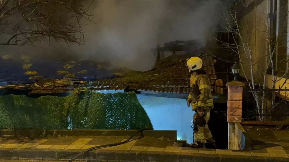 Ümraniye\'de Gecekonduda Yangın