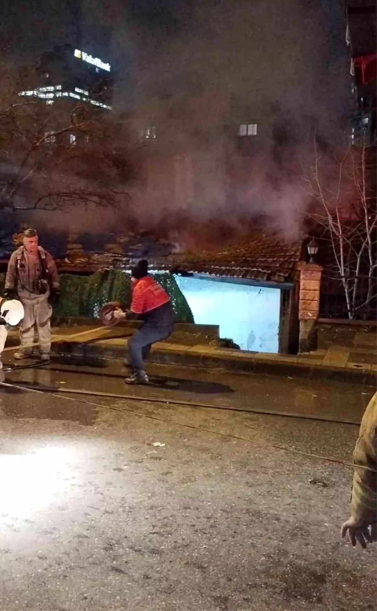 Ümraniye\'de Gecekonduda Yangın