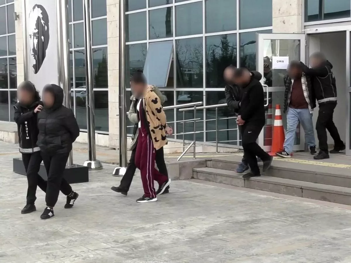 Uşak\'ta Uyuşturucu Operasyonu: 2 Tutuklandı