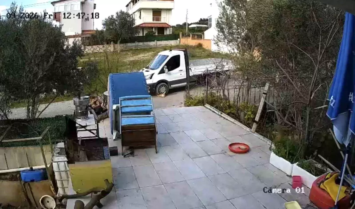 Yol kenarında yatan köpeği ezdi, arkasına bakmadan gitti