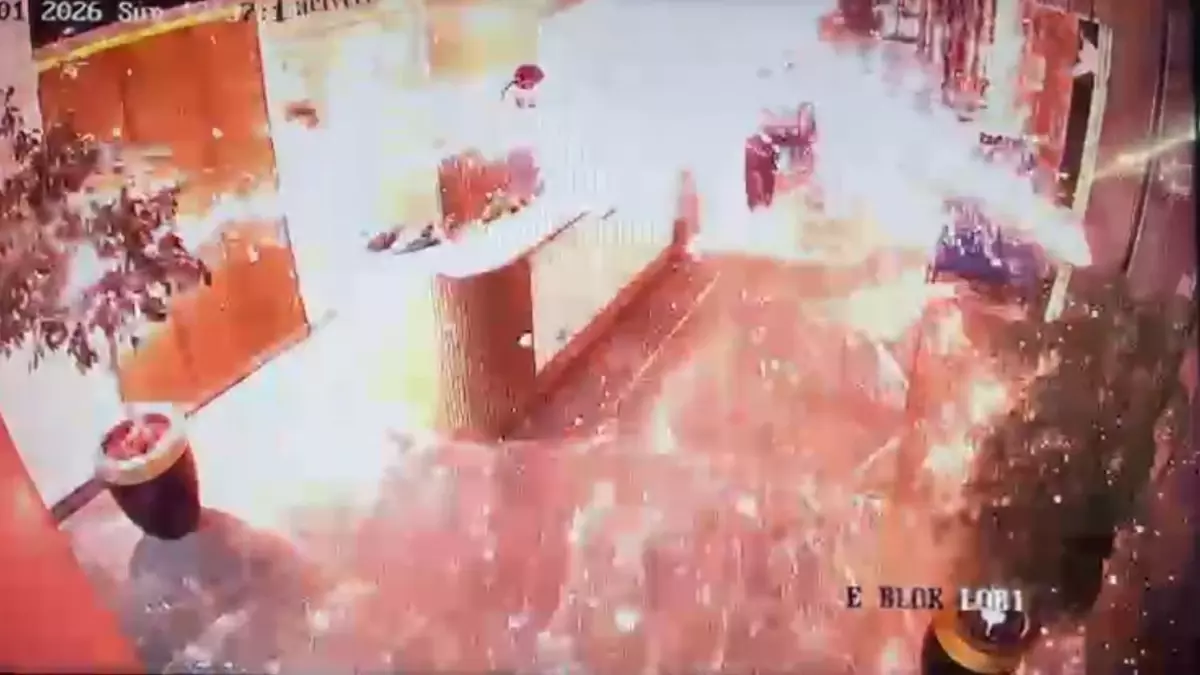 Lüks siteye getirilen kargo bomba gibi patladı, ortalık savaş alanına döndü