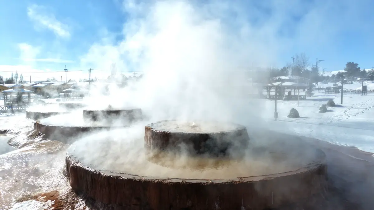 Sivas\'taki Altınkale\'de Sıcak ve Soğuk Bir Arada