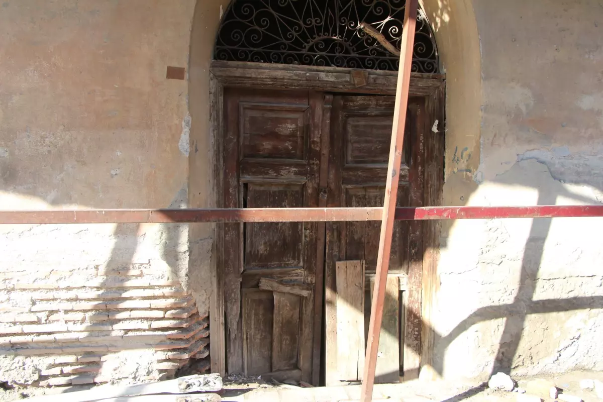 Adana\'daki Tarihi Bina Çöktü, Cadde Kapatıldı