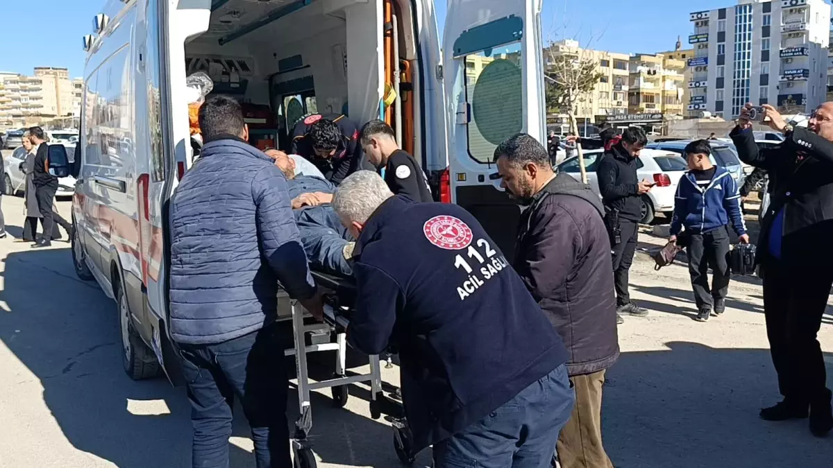 Şanlıurfa\'da Adliye Önünde Kavga: 2 Yaralı