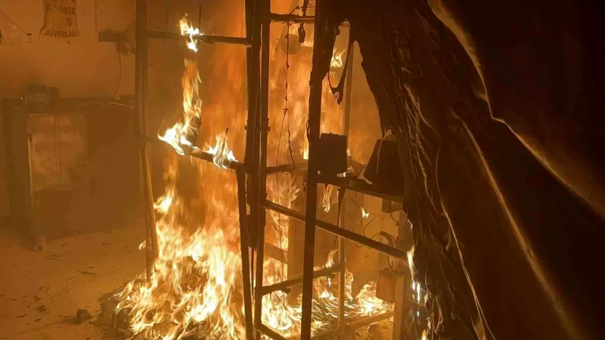 Aksaray\'da Çorap Fabrikasında Yangın Paniği