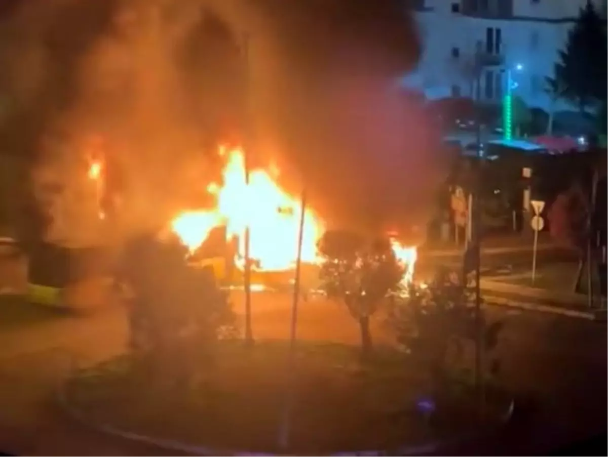 Avcılar\'da Park Halindeki İETT Otobüsünde Yangın Çıktı