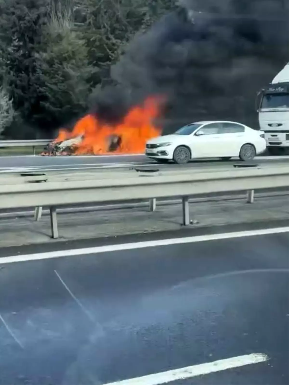 Avcılar\'da Seyir Halindeki Araç Yandı