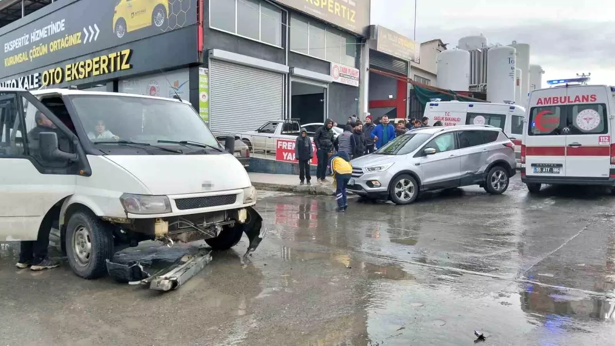 Samsun\'da Trafik Kazası: 3 Yaralı