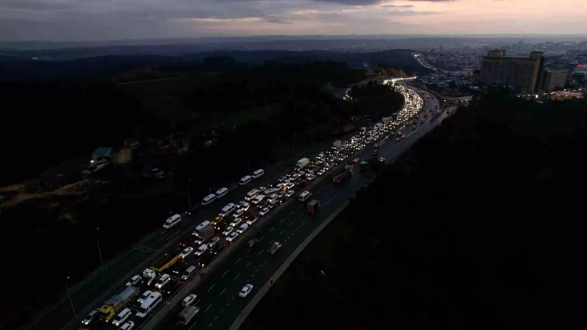 Başakşehir\'de Zincirleme Kaza: Trafik Felç Oldu