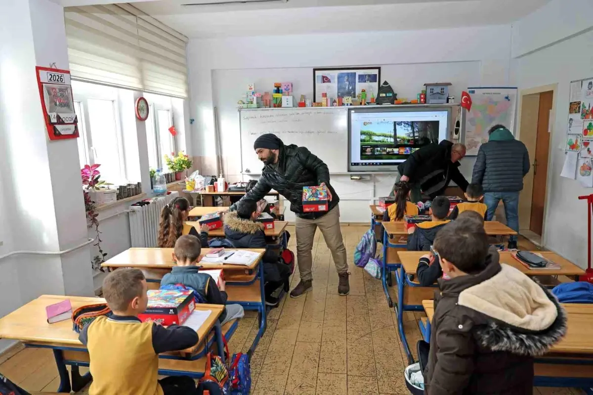 Talas\'ta Öğrencilere Kış Ayakkabısı Desteği