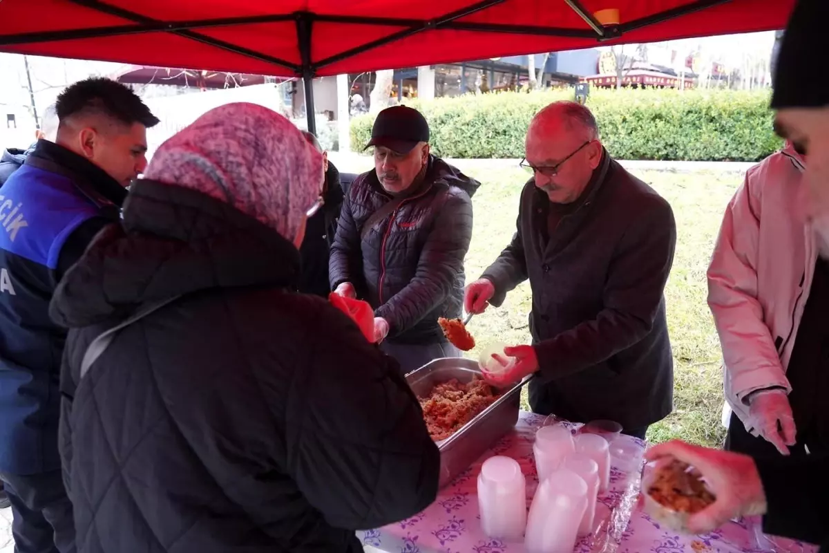 Bilecik\'te Miraç Kandili dolayısıyla vatandaşlara helva ikramı