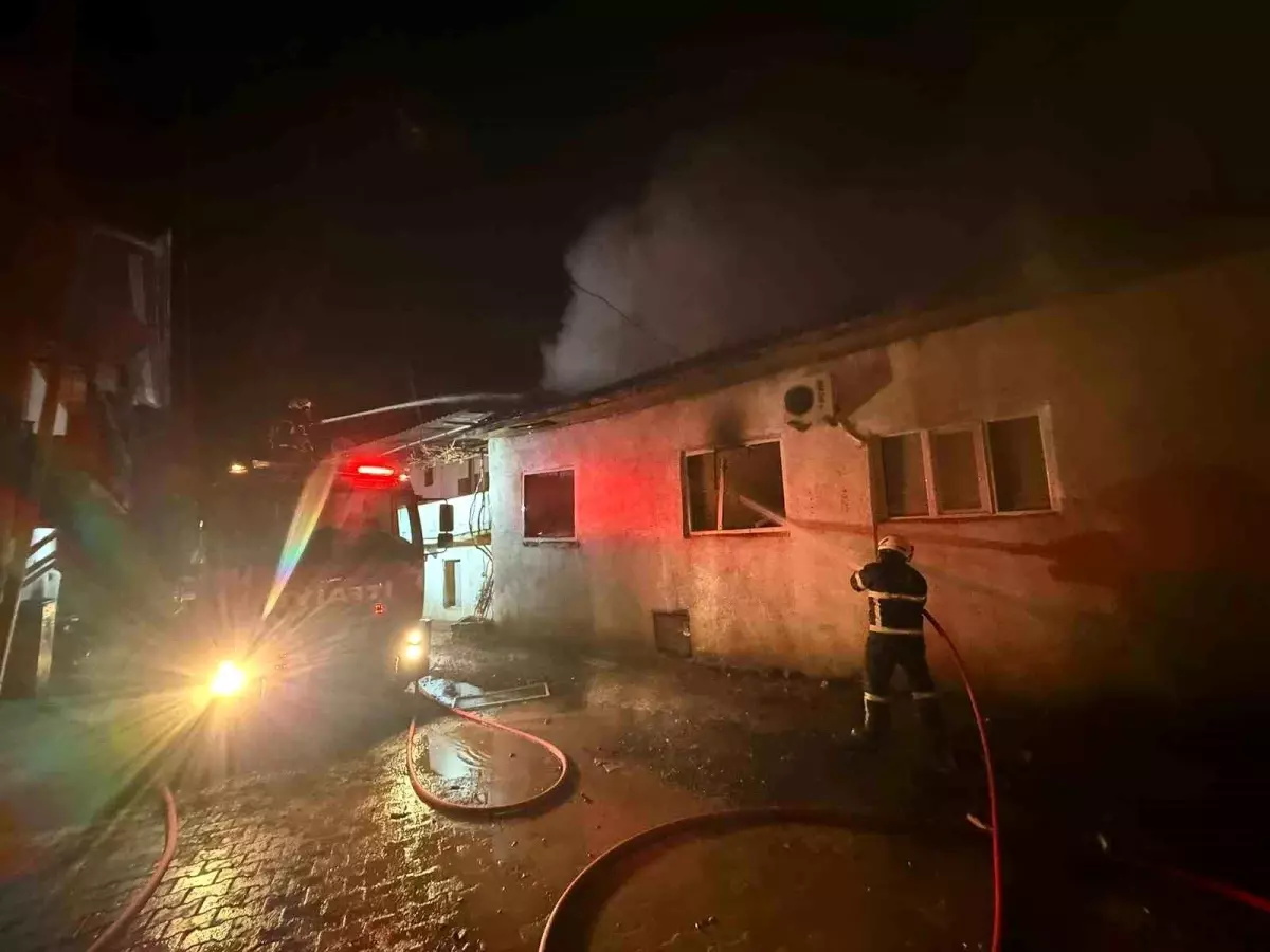 Burdur\'da Ev Yangını: 5 Kişi Kurtarıldı