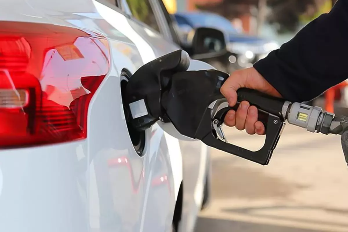 Benzine gece yarısı 1 lira 61 kuruşluk zam