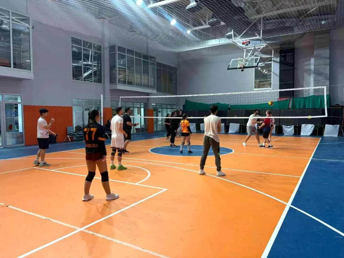 Düzce Gençlik Merkezi\'nde Voleybol Heyecanı