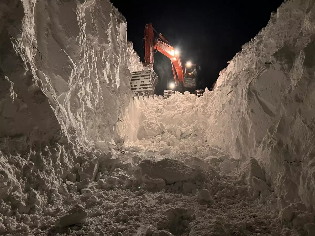 Doğu\'da Kar Nedeniyle Yollar Kapandı