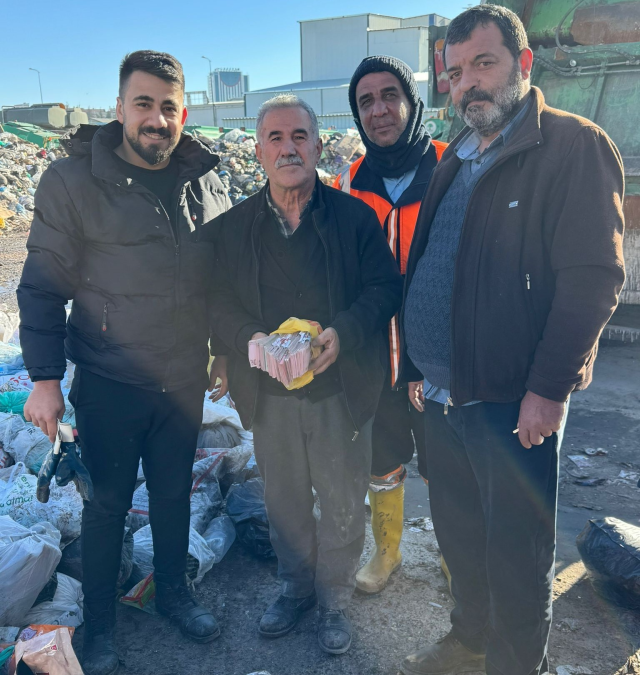 Elindeki para dolusu poşeti çöpe attı, çöp poşetiyle bankaya gitti