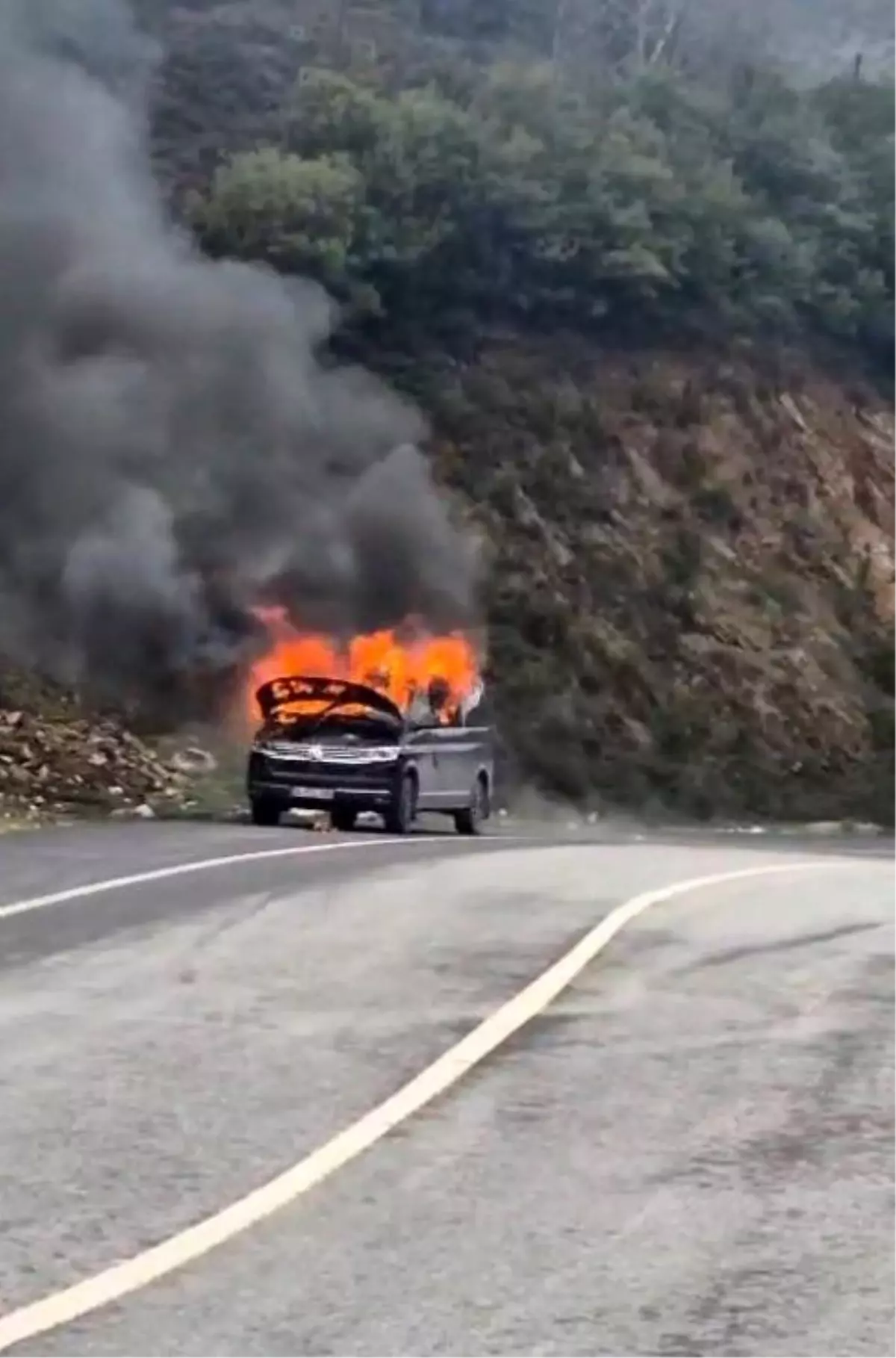 Eyüpsultan\'da Seyir Halindeki Araç Yangını