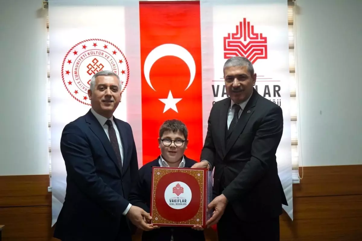 Görme Engellilere Kur\'an-ı Kerim Hediyesi