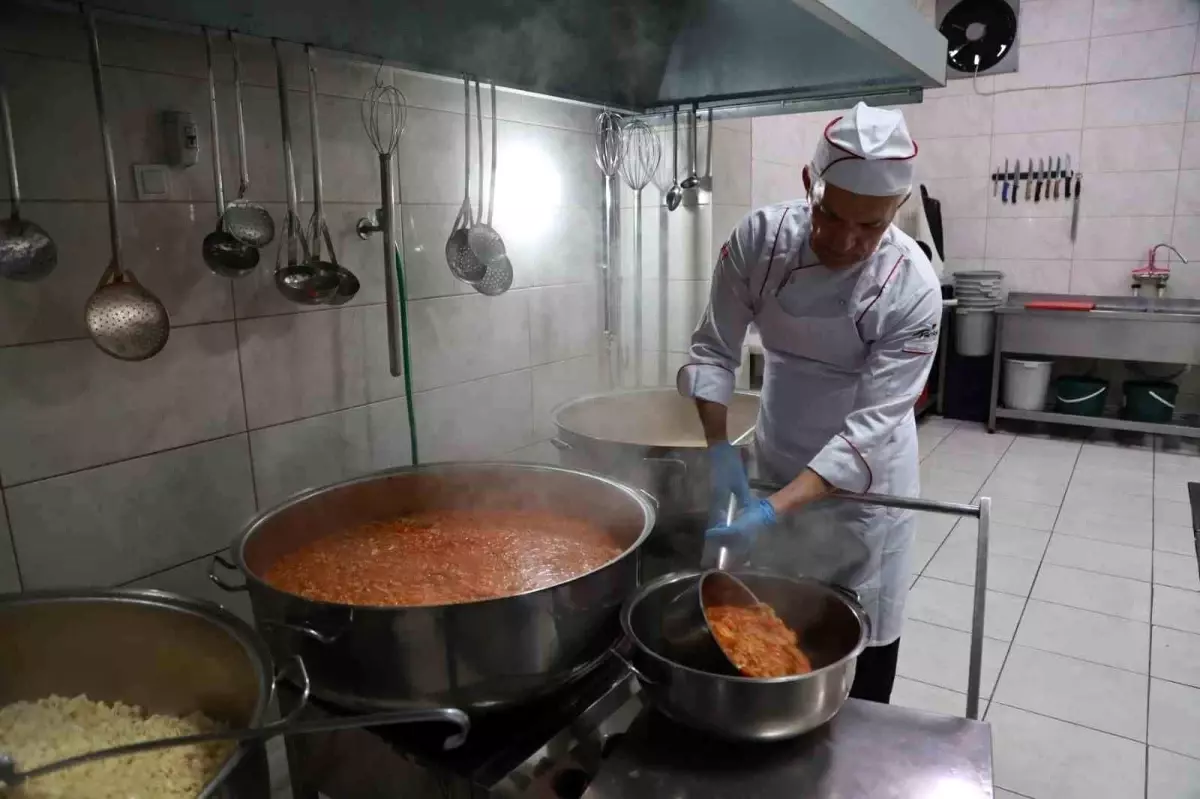 Gebze\'deki aşevinden ayda 7 bin 800 öğün sıcak yemek