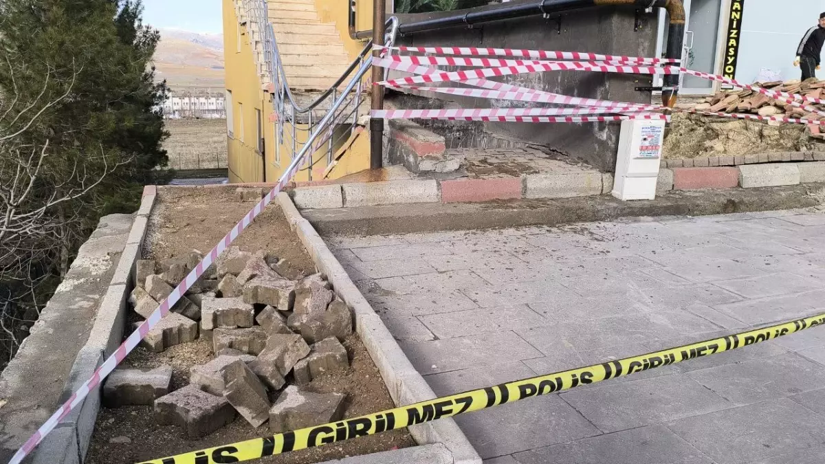Batman\'da Bina Girişindeki Merdiven Çöktü