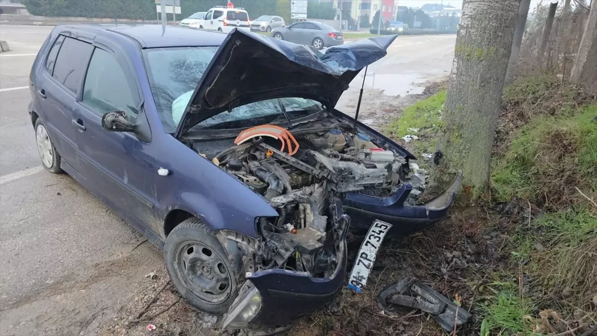 İnegöl\'de Trafik Kazası: İki Yaralı