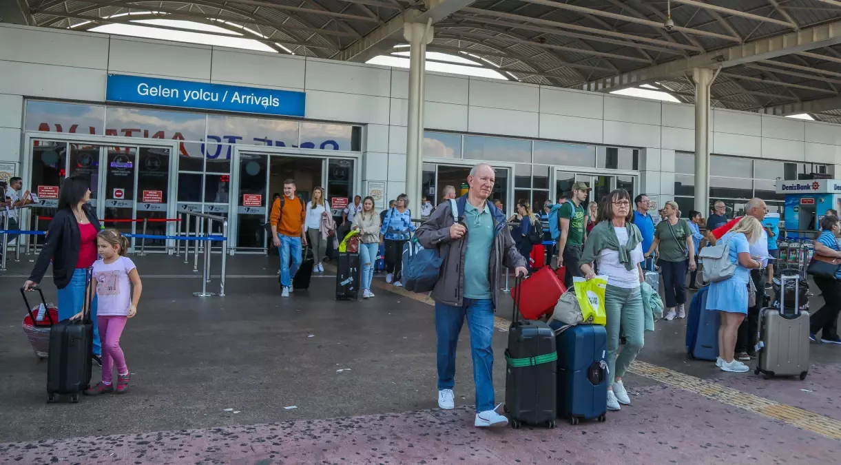 Antalya\'ya Gelen Yabancı Turist Sayısı Artıyor