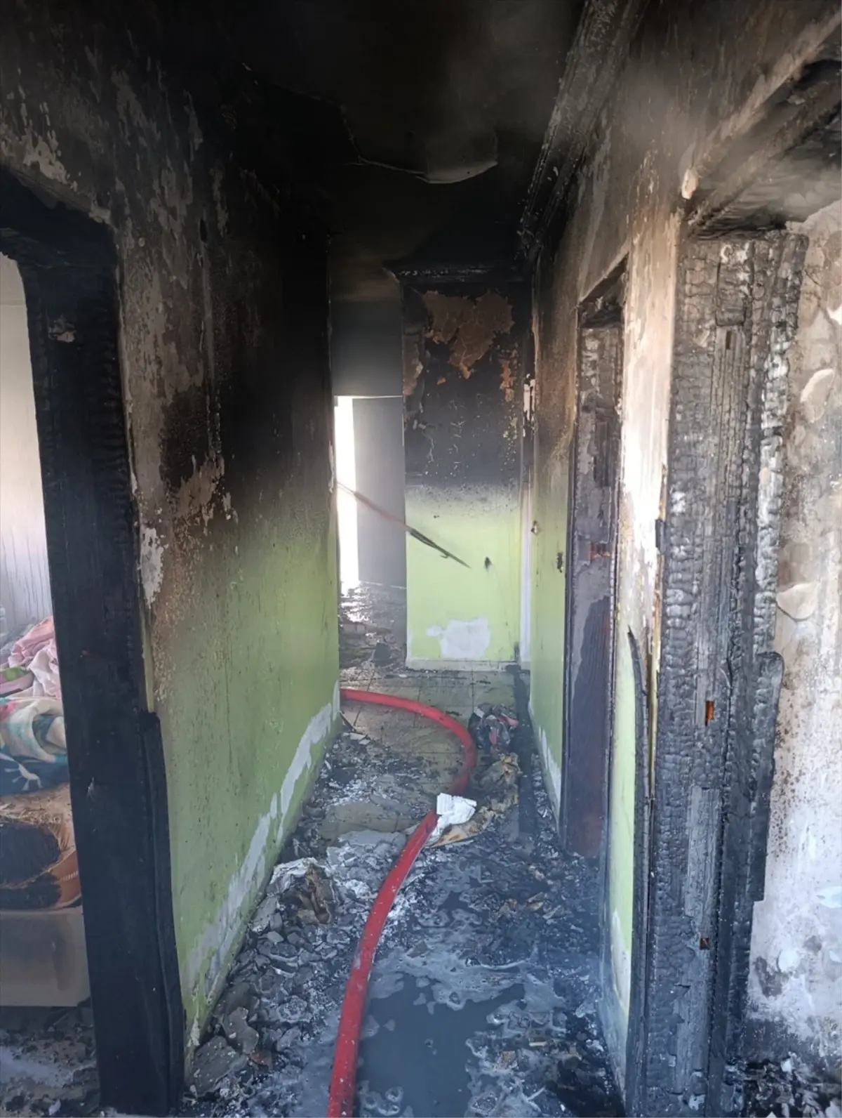 İskenderun\'da Ev Yangını: Bir Kişi Hastaneye Kaldırıldı