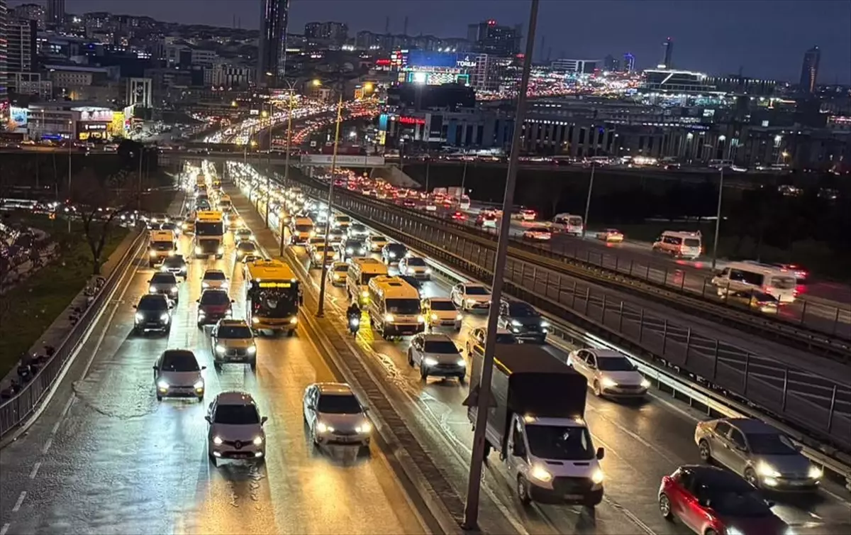 İstanbul\'da akşam saatlerinde trafik yoğunluğu yüzde 89\'a çıktı