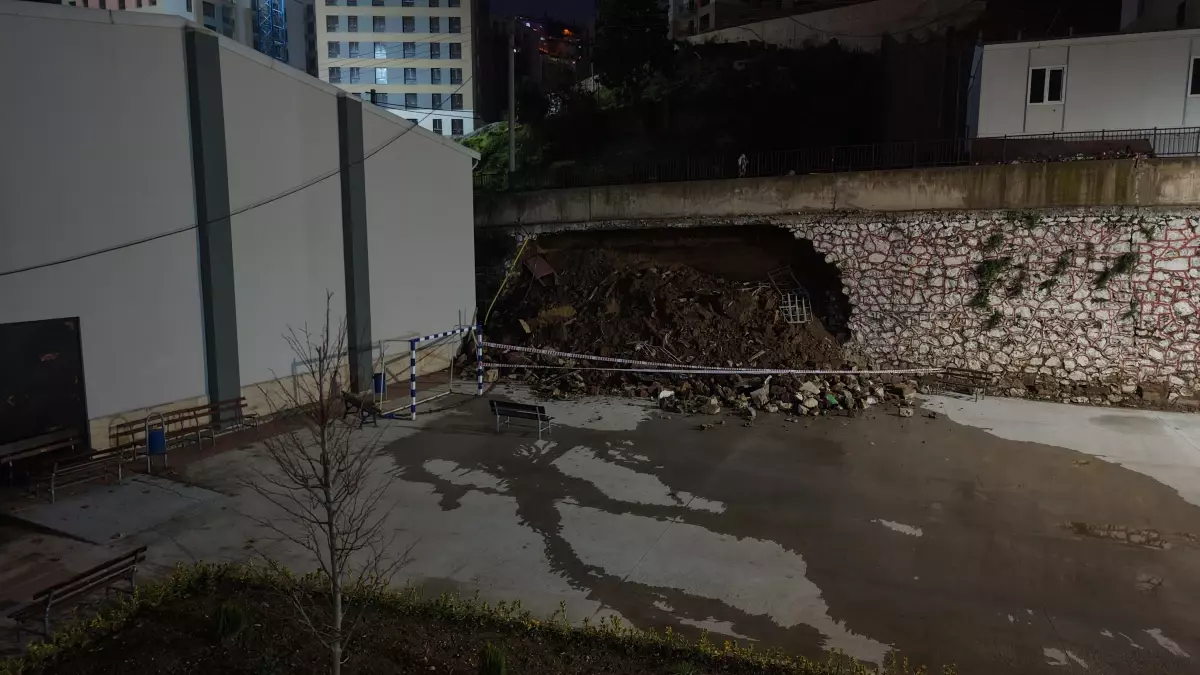 İzmit\'te İstinad Duvarı Çöktü