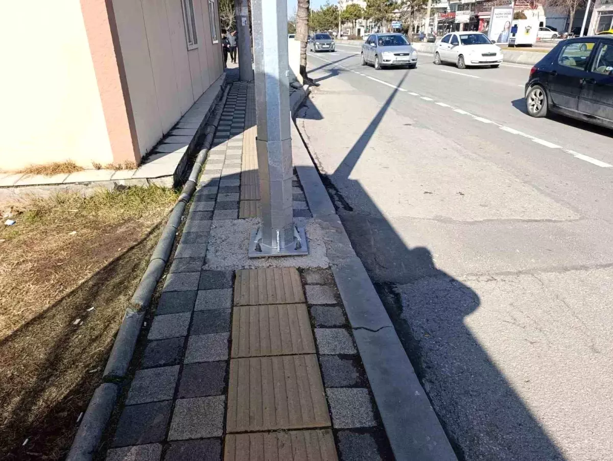 Engelli Yoluna Elektrik Direği Dikildi