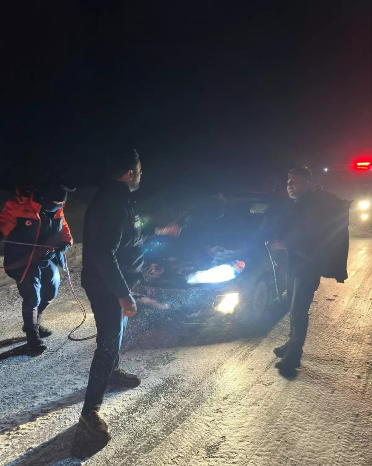 Kars\'ta Mahsur Kalan Araçlar Kurtarıldı