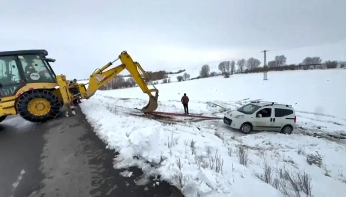 Kars\'ta Buzlu Yolda Araç Şarampole Düştü