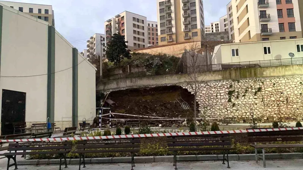 Kocaeli\'de 10 metrelik istinat duvarı okul bahçesine devrildi