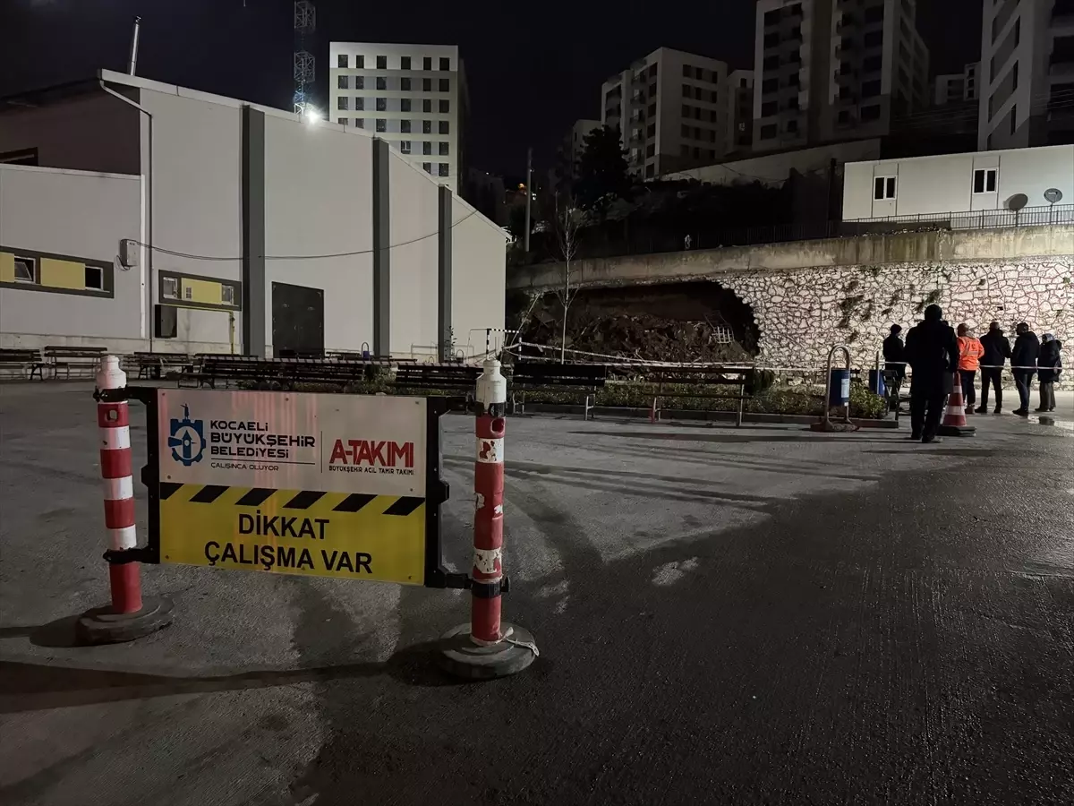 İzmit\'te İstinat Duvarı Çöktü