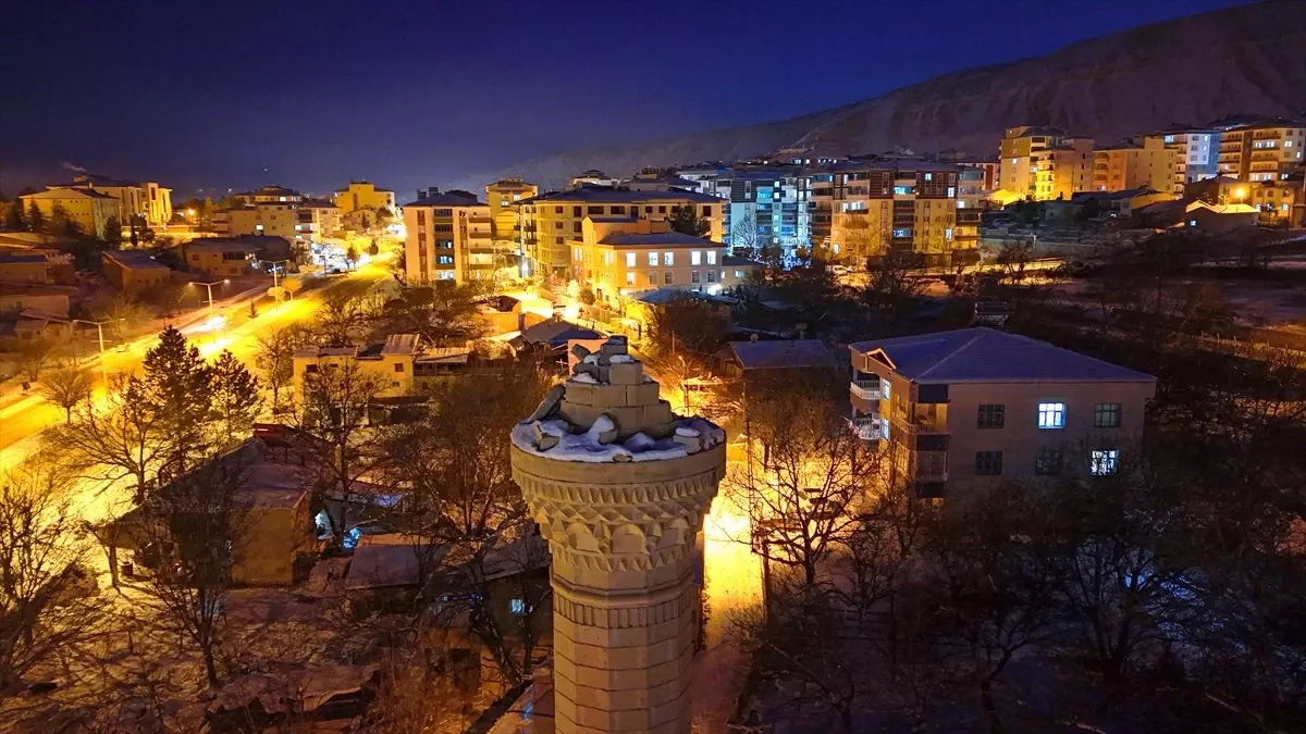 Malatya\'da karla beyaza bürünen tarihi yapılar dronla görüntülendi