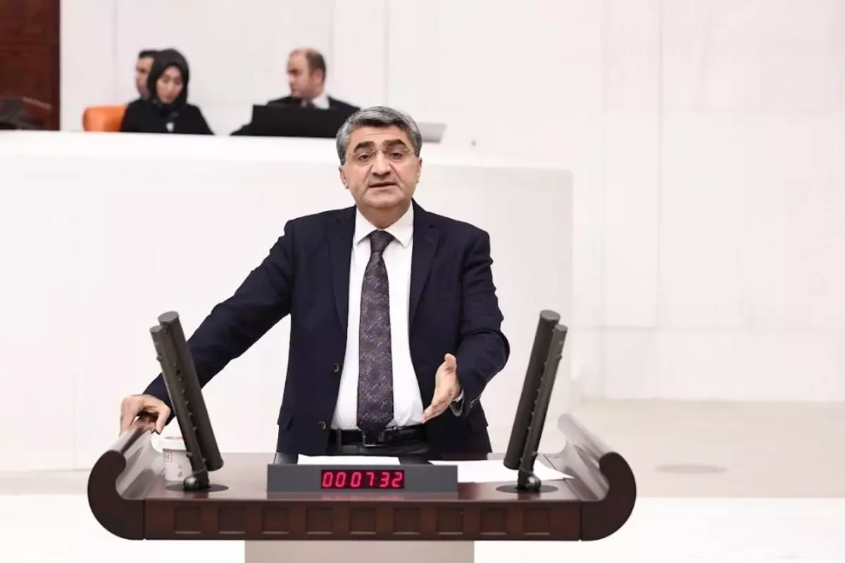 Mersin Milletvekili Ekmen\'den Batman Petrolspor maçında açılan pankarta tepki