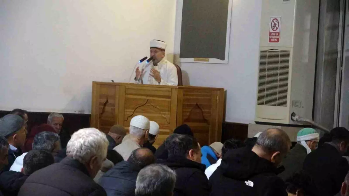 Miraç Kandili\'nde Camiler Doldu