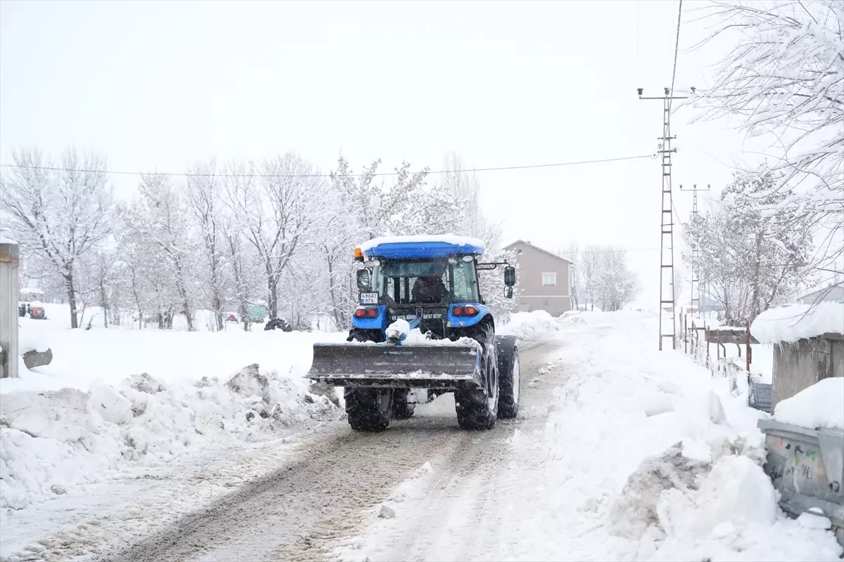 Muhtar Balkaya Kar Küreme İle Yollari Açıyor