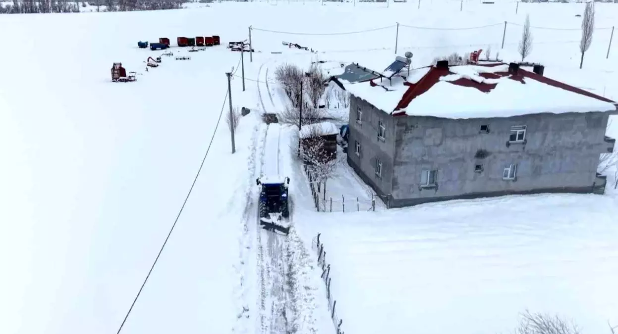 Özverili Muhtar Kışın Yol Açıyor